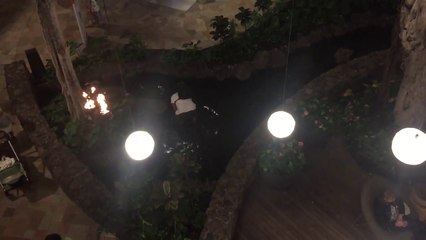 Cet homme vole les pièces dans la fontaine d'un supermarché !!