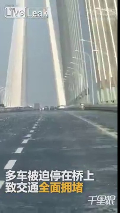 Chutes de glace d'un pont suspendu sur les voit...