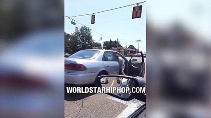 Il essaye de virer sa copine de sa voiture mais elle ne se laisse pas faire