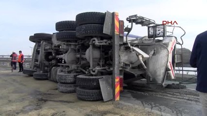 Download Video: Bakırköy'de Beton Mikseri Devrildi, Yol Trafiğe Kapandı