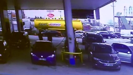 Akaryakıt İstasyonunda Otomobilin Camını Kırıp 2 Kilo Altını Böyle Çaldılar