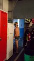 Un pompier prend sa douche sous une fuite d'eau de sa caserne