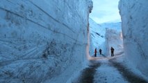 Savoie: une route ensevelie sous plusieurs mètres de neige