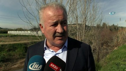 Antalya’da çocukların anne sırtında dereden geçerek okula gitmesi