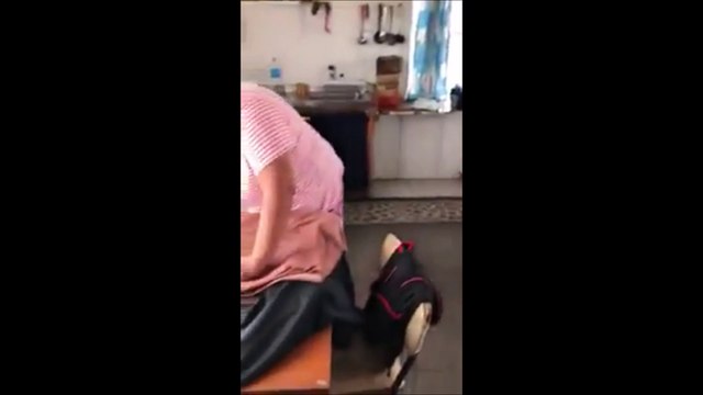 L'astuce d'une vielle dame pour repasser sans fer à repasser