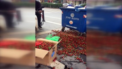 Adanalıların seyyar satıcı hassasiyeti... Zabıtadan kaçan satıcının döktüğü çilekleri vatandaşlar satın aldı