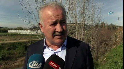 Antalya’da Çocukların Anne Sırtında Dereden Geçerek Okula Gitmesi