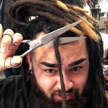 Un homme décide de couper ses longues dreadlocks