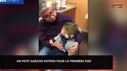 Un petit garçon né sourd entend pour la première fois, la touchante vidéo