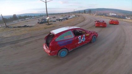 Un drone filme une course de stock-car