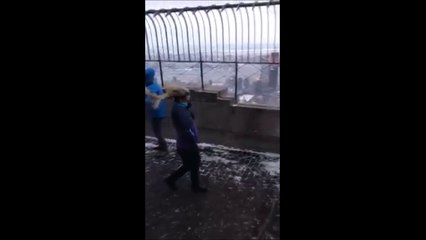Quand tes cheveux sont pris dans un tourbillon en pleine tempete