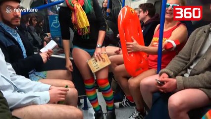 Londinezët sfidojnë të ftohtin dhe dalin rrugëve vetëm me të mbathura (360video)