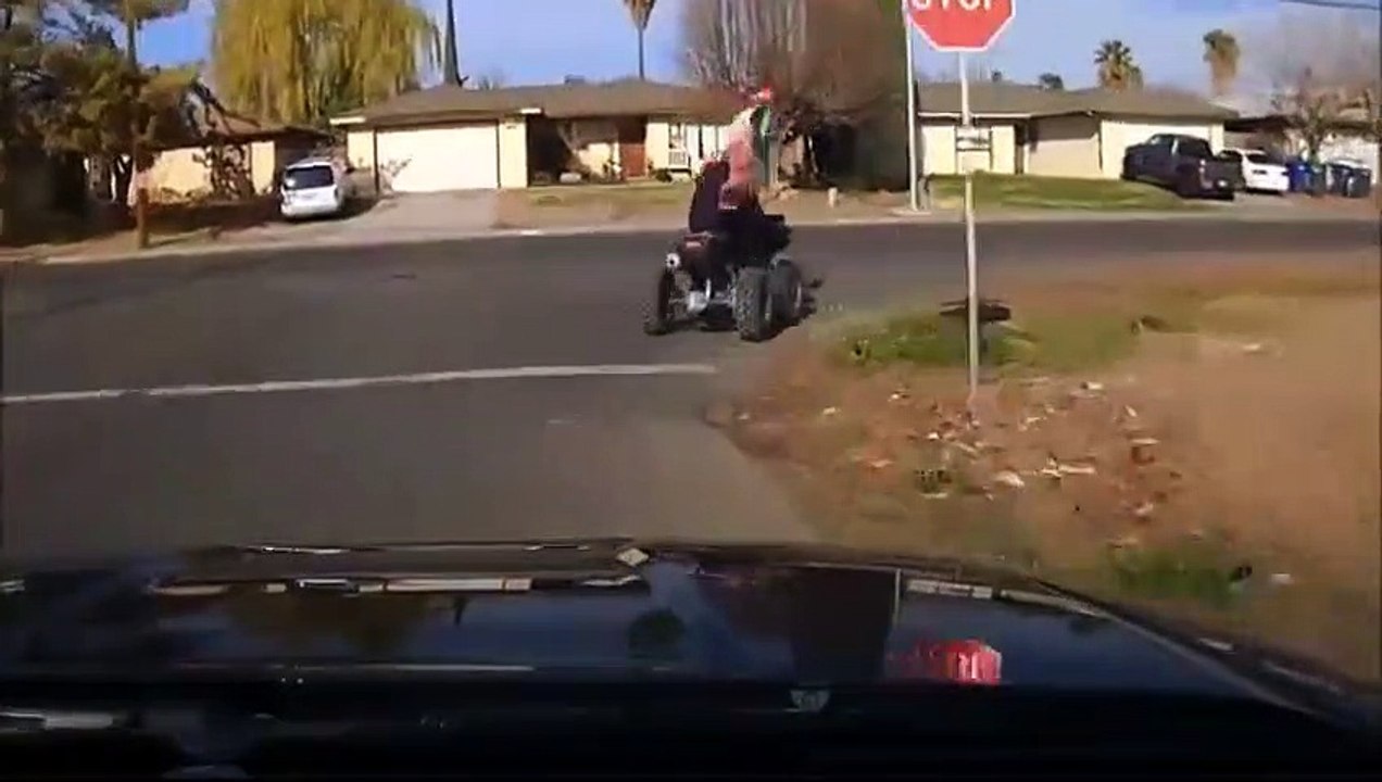 Un homme en 4 roues brûle un feu rouge et se fait prendre en chasse par la police !