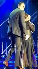 Une fan ivre tente de grimper sur Céline Dion en plein concert