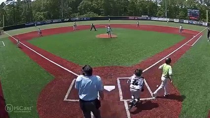 Un enfant réussit un joli geste pour marquer un point au baseball