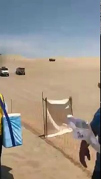 Los camiones también compiten a grandes saltos en las dunas