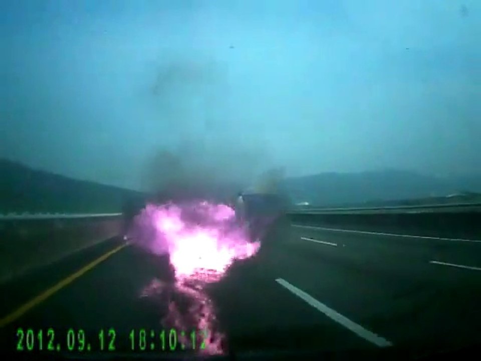 Quand une voiture prend feu sur l'autoroute en mode Retour vers le futur