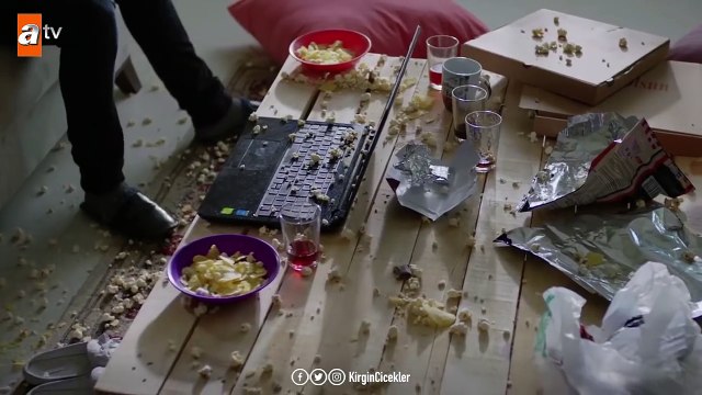 Meral ve Mert film izlerse! - Kırgın Çiçekler 104.Bölüm