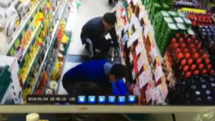 [영상] 경련 일으켜 '쿵'...도움의 손길 내민 시민들 / YTN