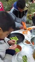Épluchage des légumes pour farcir ensuite les batbouts