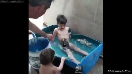 Impresionante Nino Se Divierte Con Sus Ranas Y Sapo En El Agua