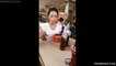 Una Mujer Graciosamente Comiendo En Un Restaurante Humor Viral