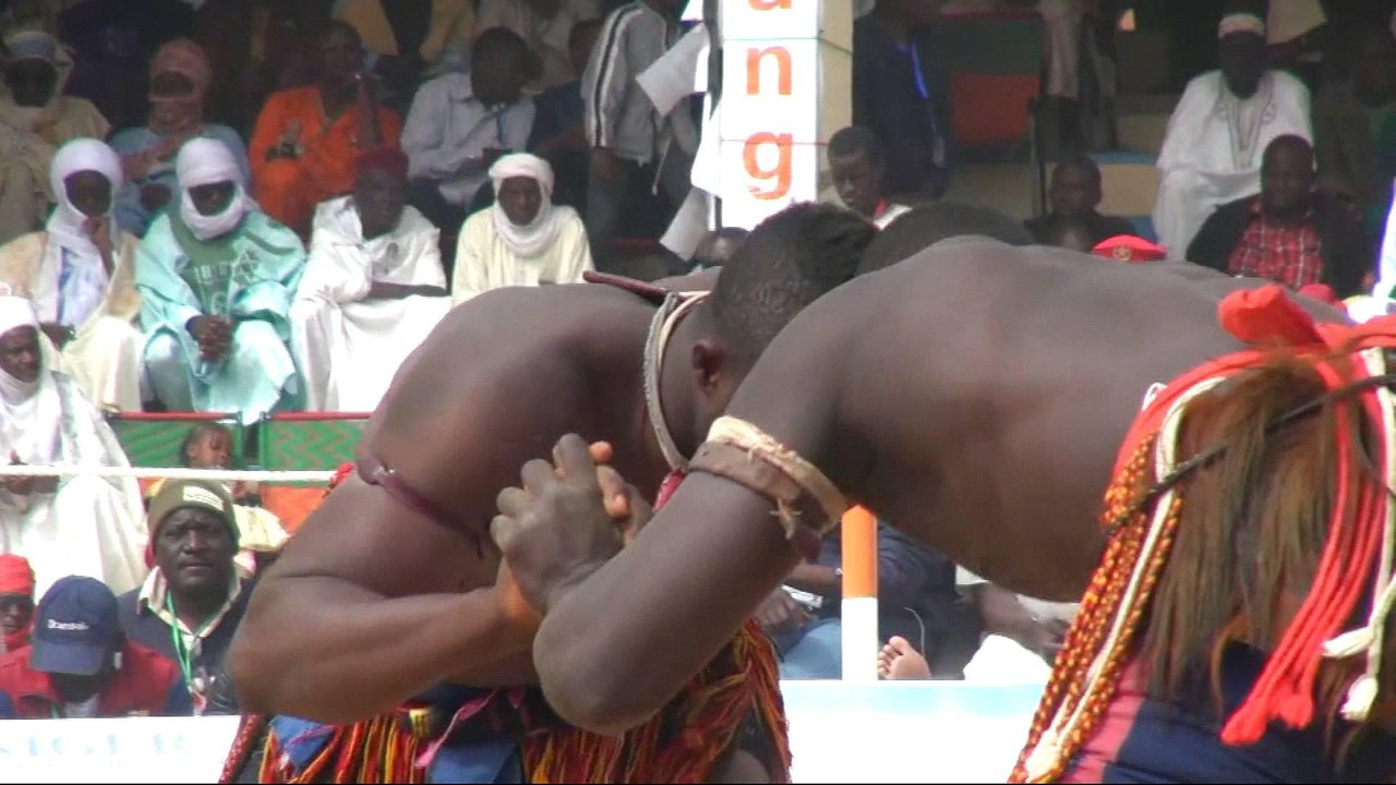 Niger wrestlers face off in championship event