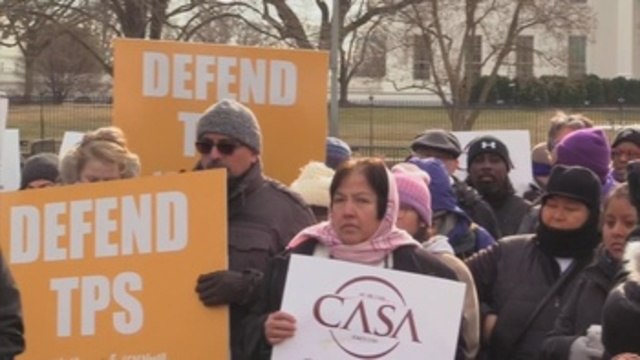 Decenas de personas rechazan frente a la Casa Blanca el fin del TPS salvadoreño