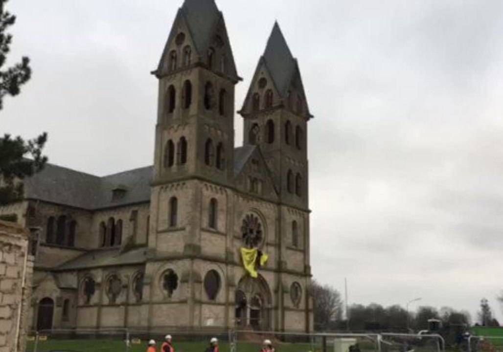 Anti-Mining Greenpeace Activists Occupy Church Scheduled for Demolition