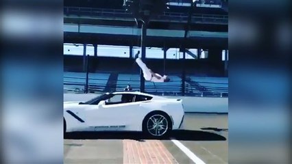 Krasser Stunt: Mann macht Salto über fahrendes Auto