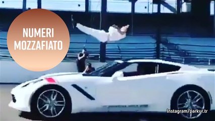 Un numero da paura: salto oltre un'automobile