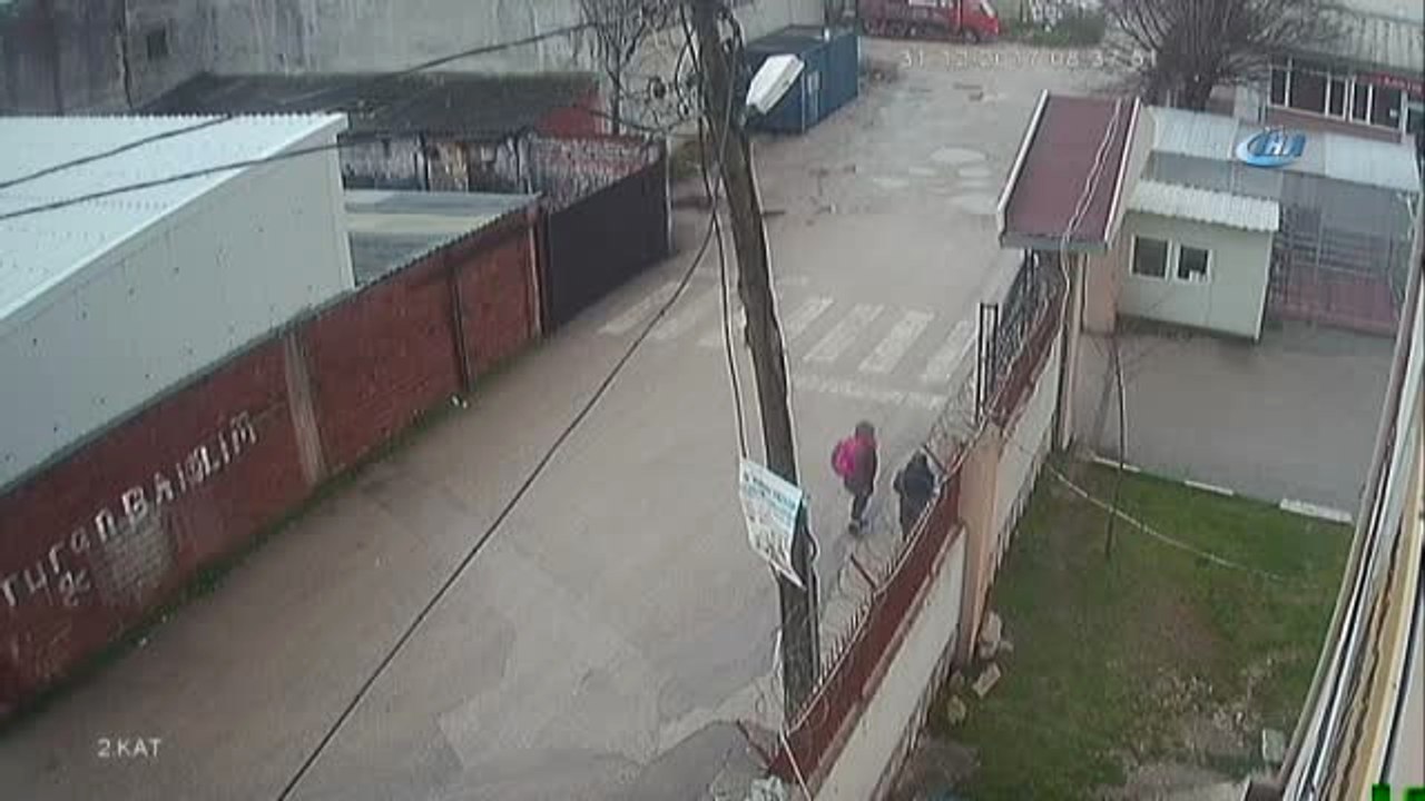 Son Olarak Okulun Kamerasına Takıldı.... Gözü Yaşlı Baba 10 Gündür Kayıp Liseli Kızını Arıyor