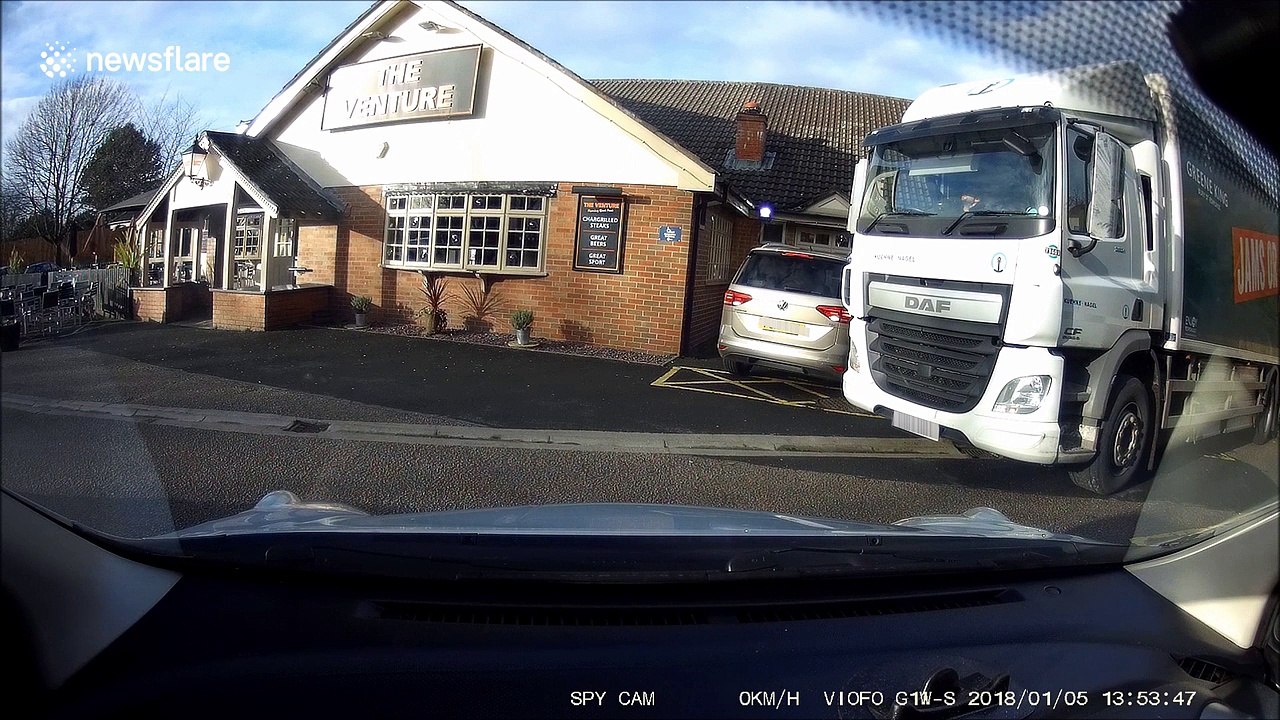 Helpful lorry driver helps older driver out of not-so-tight parking space
