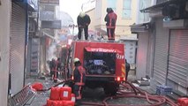 Fatih'te Yangın Çıkan İş Hanında İtfaiye Ekiplerinin Çalışmaları Sürüyor