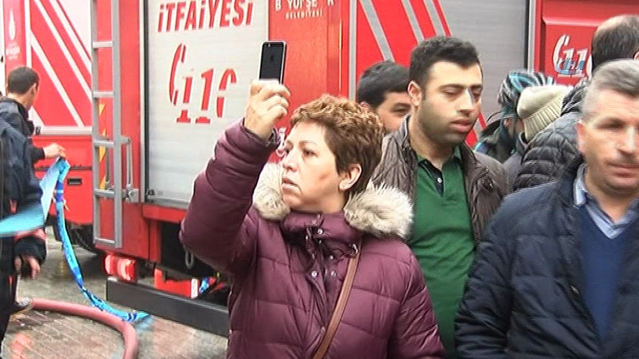 Fatih'te yangın çıkan iş hanında itfaiye ekiplerinin çalışmaları sürüyor