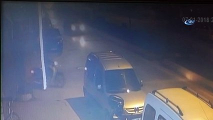 Motosiklet sürücüsü ezilmekten son anda kurtuldu...O anlar kamerada