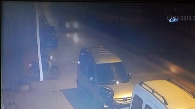 Motosiklet sürücüsü ezilmekten son anda kurtuldu...O anlar kamerada