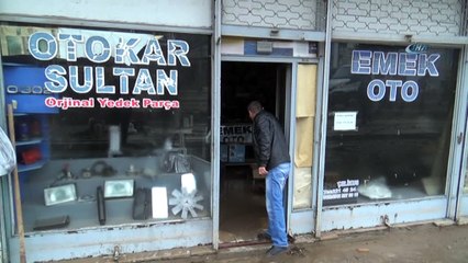 Şebeke borusu patladı, dükkanlar sular altında kaldı