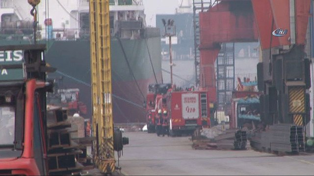 Tuzla'da bir tersanede bakıma giren geminin makine dairesine yangın