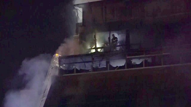 제천 화재 참사 현장...짙은 연기 속 수색 작업 / YTN