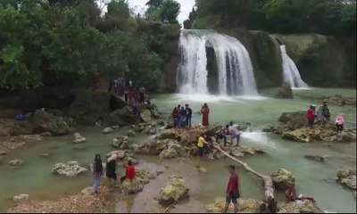 Obyek Wisata Air Terjun Toroan di Tepi Laut Lepas