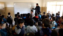 A Mossoul, des enseignants aident leurs élèves à oublier l'EI