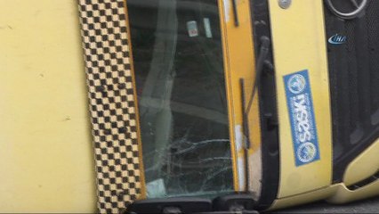 TEM'de hafriyat kamyonu devrildi, trafik kilitlendi