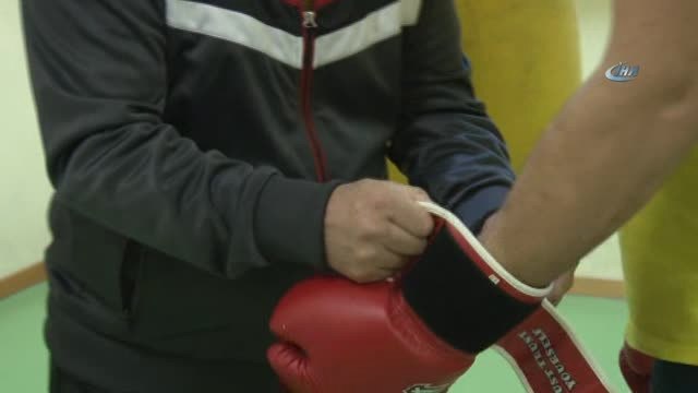 Boks Şampiyonu Sahada Değil Asansörde Ter Döküyor