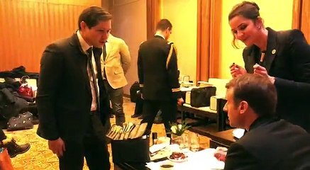 Emmanuel Macron apprend le chinois avec son traducteur