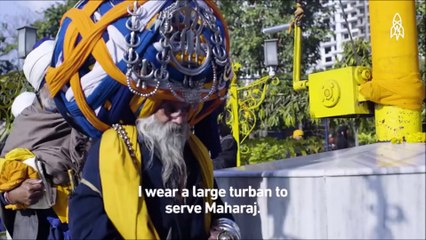Il porte sur la tête un ruban de plus d'0,5 kilomètres et près de 100 kilos