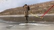 Il risque sa vie pour sauver une biche coincée sur la glace d'un lac !