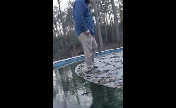 Marcher sur l'eau gelée d'une piscine... Erreur LOL