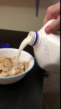 Il goûte et mange des céréales de 1999 encore bons !