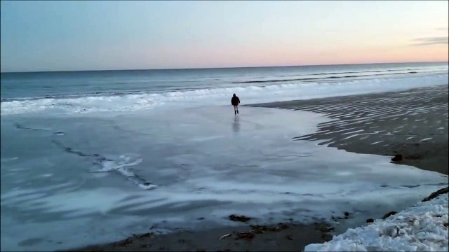 Faire du patin à glace.. sur la plage complètement gelée !